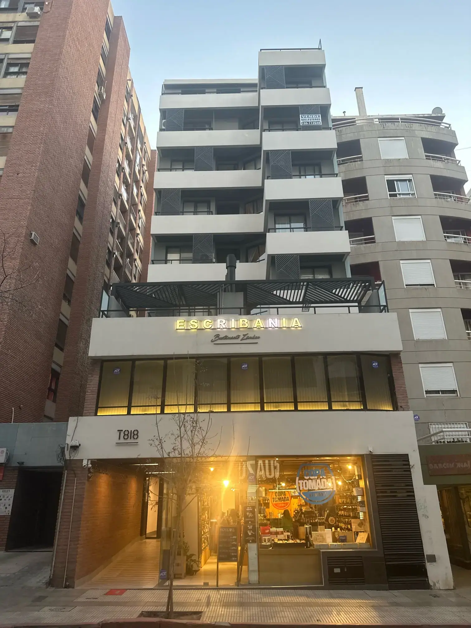 Frente del edificio de Escribanía Bustamante Zambon, con el cartel sobre la entrada