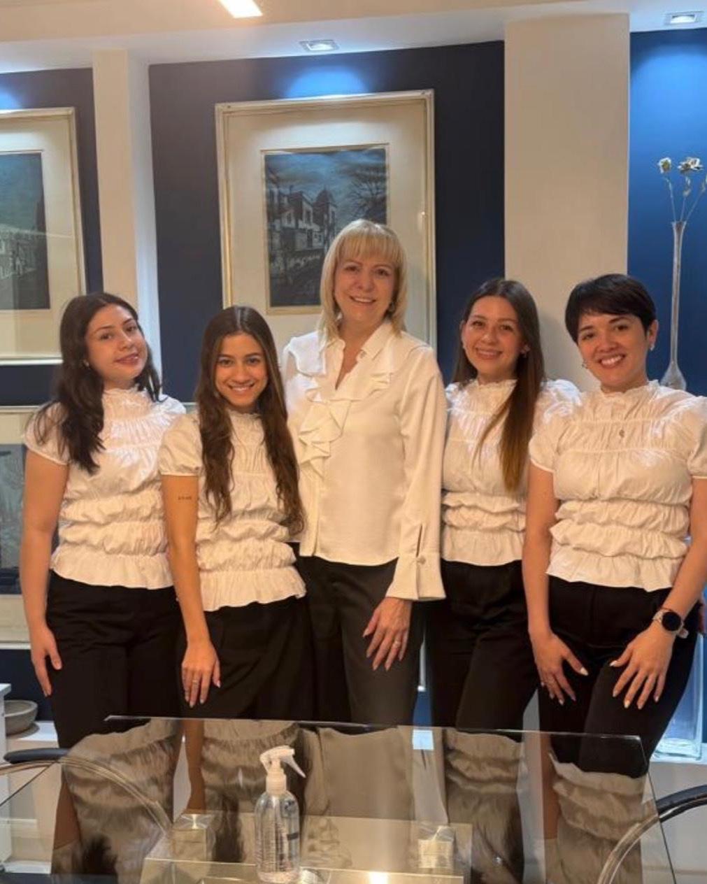 El equipo de Escribanía Bustamante Zambon en el estudio